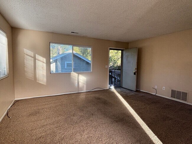 Building Photo - 405 Bonfoy Ave