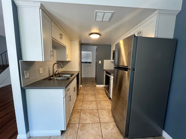 Building Photo - For Rent:  2BR/1.5BA Condo Near Fresno State