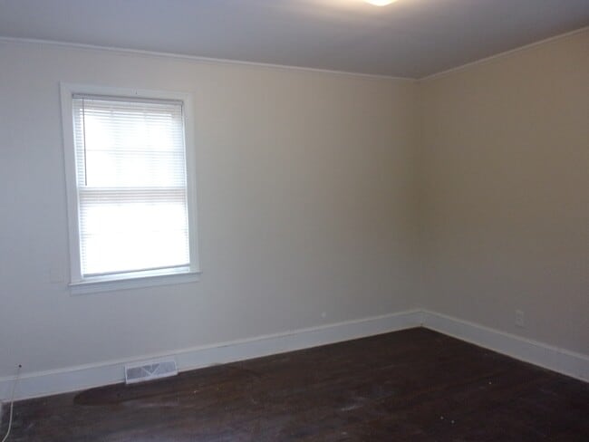 Building Photo - 517 S Jones Ave