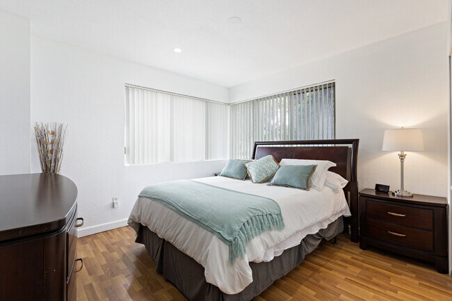 Guest room #1 (queen bed) - 25 NW 95th St