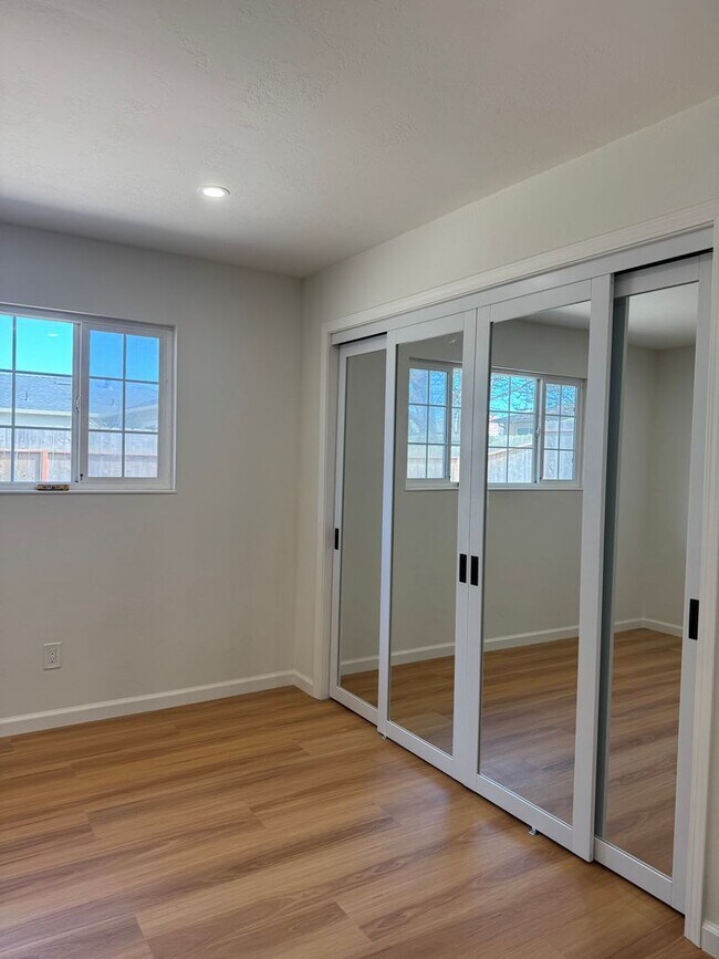 Building Photo - Beautiful Large Three Bedroom on Marina Av...