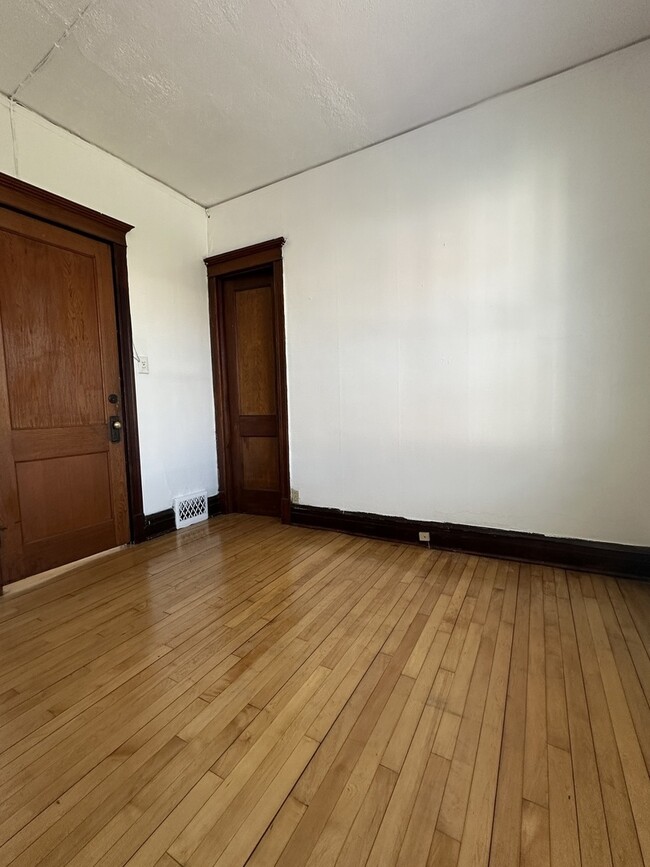 Building Photo - 361 N York St
