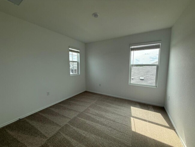Building Photo - 519 Vantage Dr