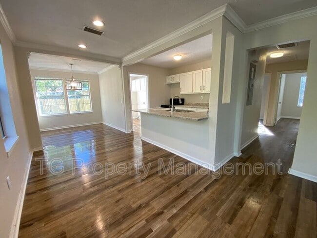 Building Photo - 4550 Crescent St