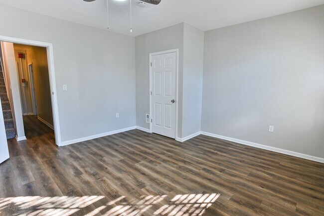 Building Photo - Large 3 Bedroom Single Family Home on Fors...