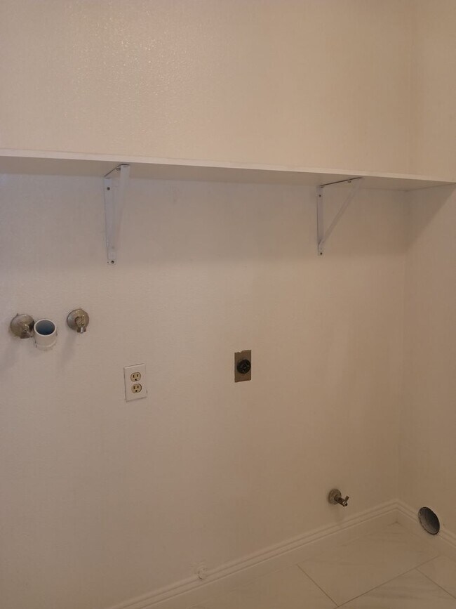 Building Photo - Stylish and Pet-Friendly 3-Bedroom Home in...