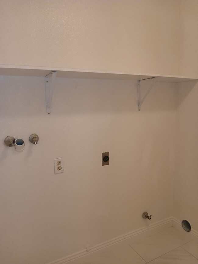 Building Photo - Stylish, Secure, and Pet-Friendly 3-Bedroo...