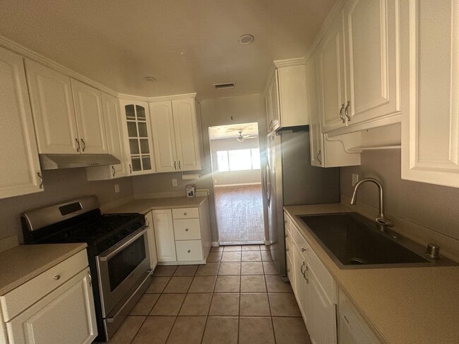 Building Photo - Beautiful 3-Bedroom + Bonus Sunroom Home f...