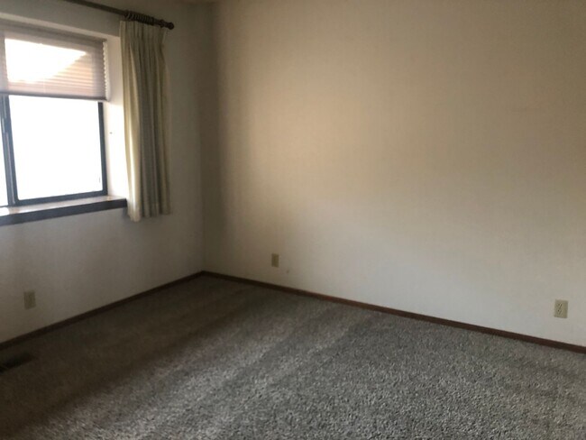 Building Photo - LAKEFRONT Condo Style Living!