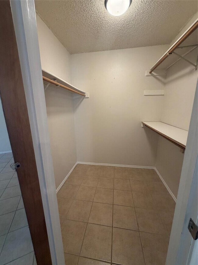 Building Photo - 11101 Oak Branch Dr
