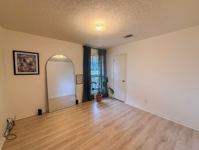 Building Photo - Make this move-in ready 3-bedroom, 2-bath home your own!