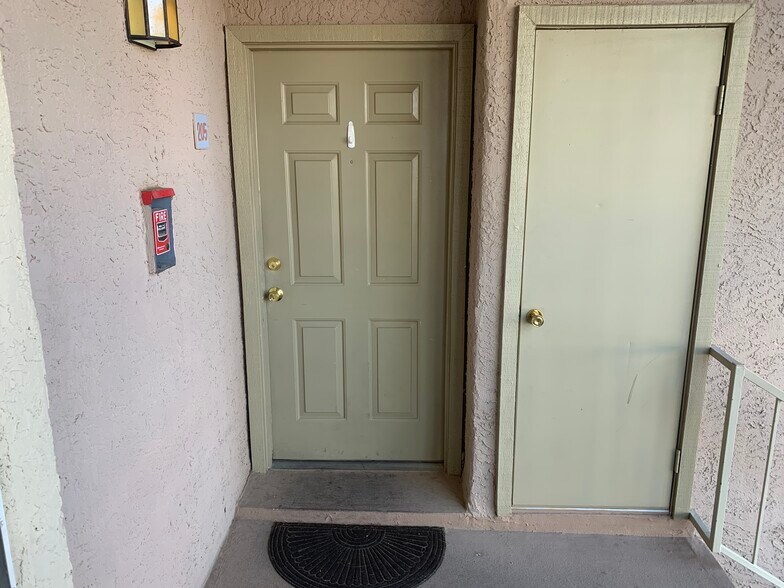 Front door - 2008 Mesquite Ln