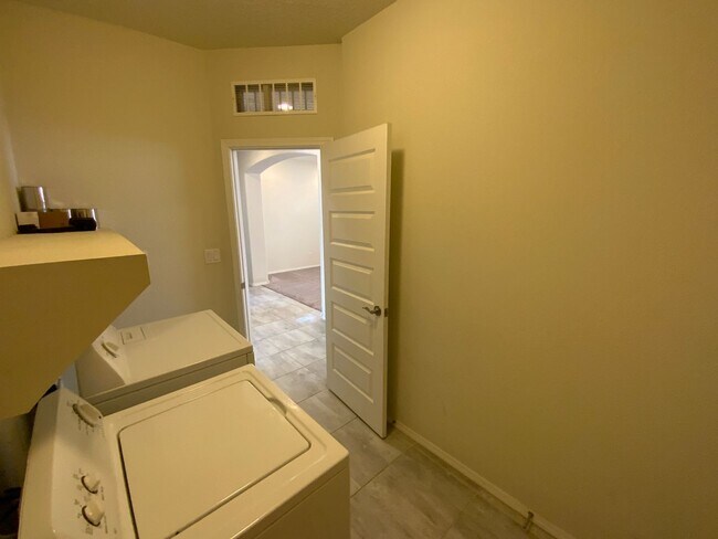 Building Photo - Beautiful 3 Bedroom Plus Office Recent Con...