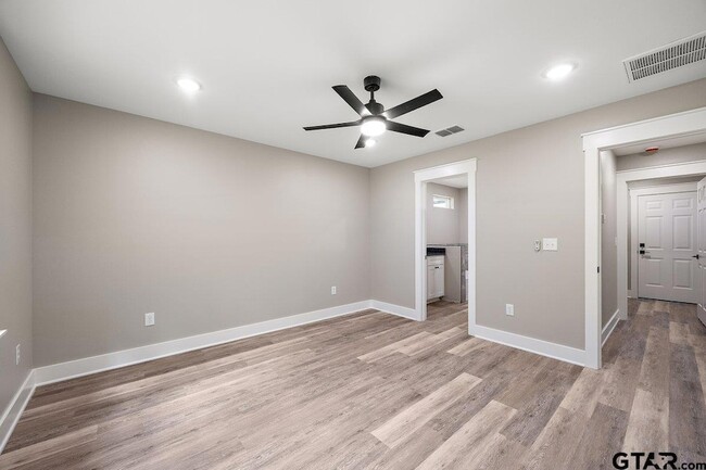 Building Photo - 437 Tara Lane