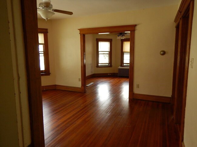 Living/Dining Room - 51 Quaker Ln S