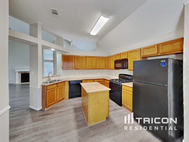 Building Photo - 1919 Creston Dr