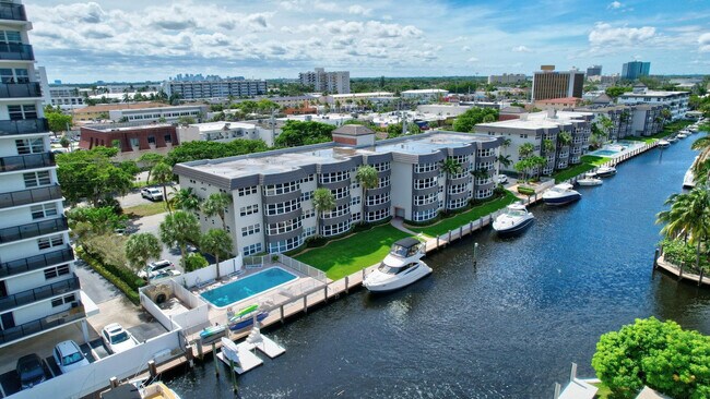 Building Photo - 3121 NE 51st St