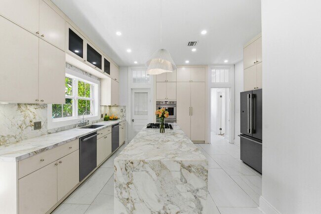 Building Photo - 1615 Monroe St