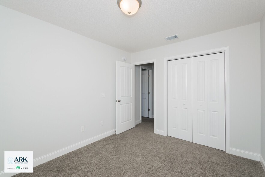 Building Photo - 135 Sugarberry Ln