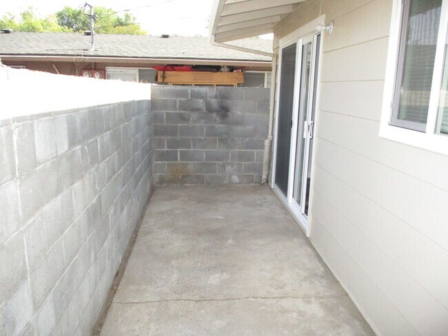 Building Photo - 18-4