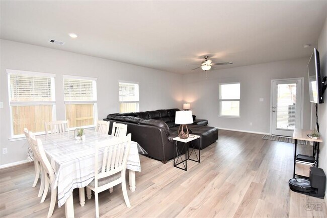 Building Photo - 10012 Deussen Ln