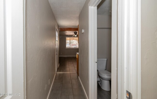 Building Photo - 810 E Linden St