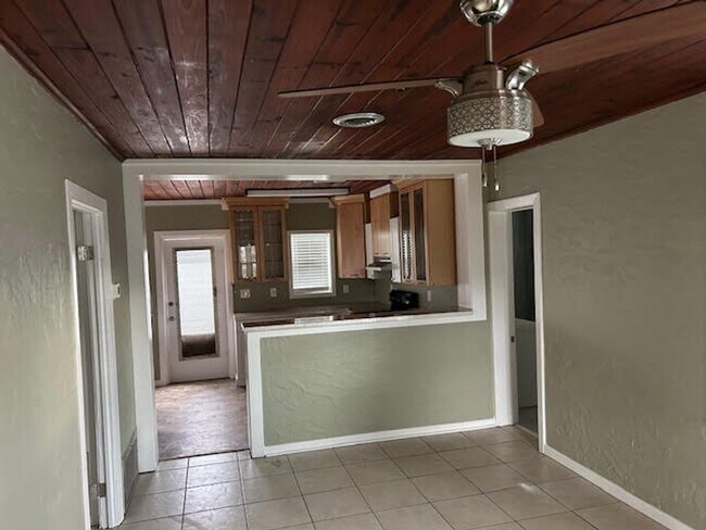 Building Photo - 816 Ariana St