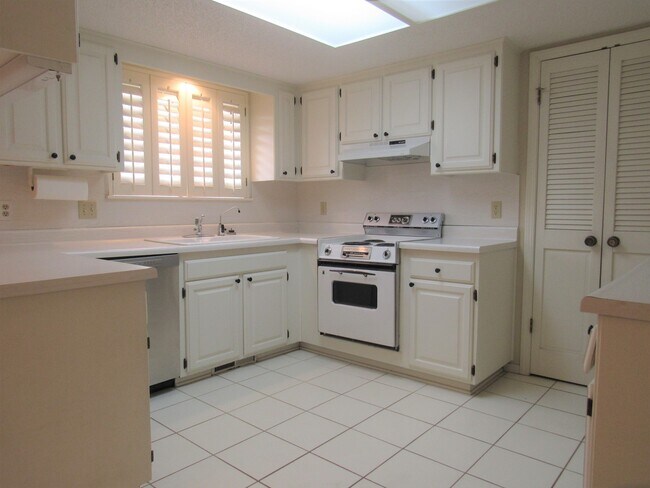 Building Photo - 7016 Stonycreek Dr