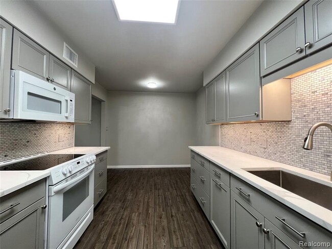 Building Photo - 521 E University Dr