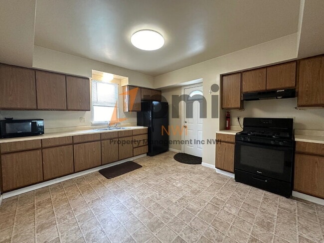 Building Photo - 1302 2nd St