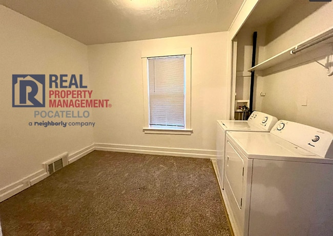 Building Photo - 3 bed 1 bath house - Near ISU