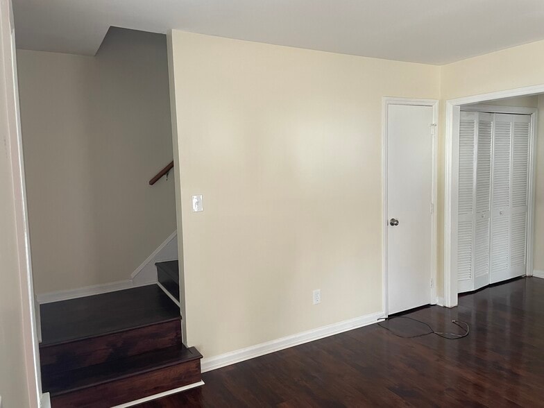 Building Photo - 224 Bridgefield Pl