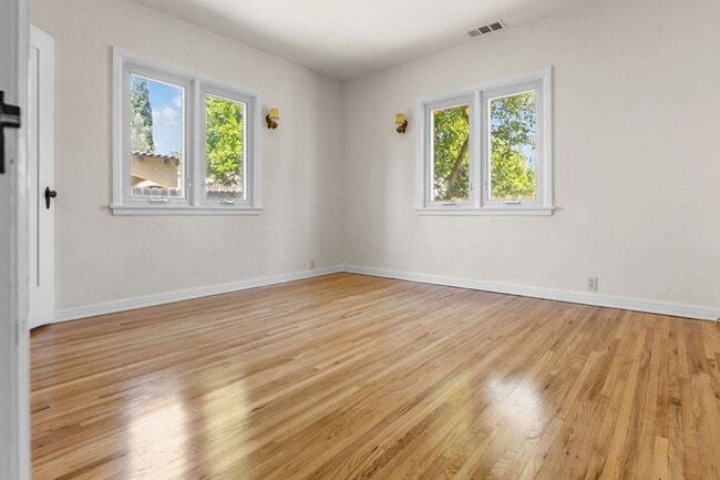 Building Photo - Wood Street Charmer - 3 Bed / 2 bath (Front House)