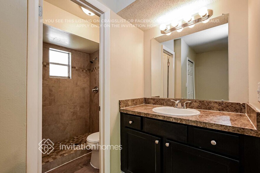 Building Photo - 984 Oak Dr