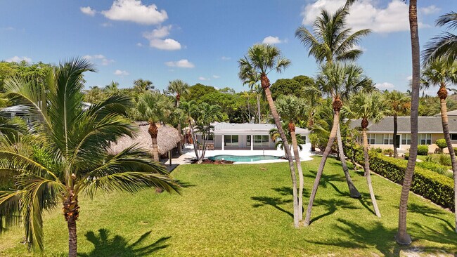 Building Photo - 930 S Lakeside Dr