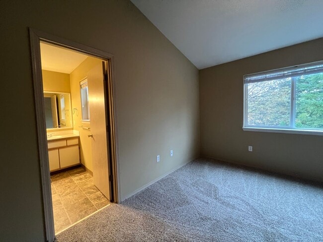 Building Photo - Rent Special: 1/2 Off January Rent!!