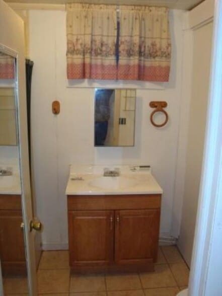 Full Bath - 1603 S Boundary St