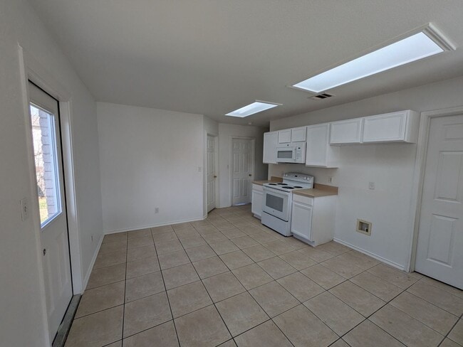 Building Photo - Fresh and Clean in New Braunfels!!