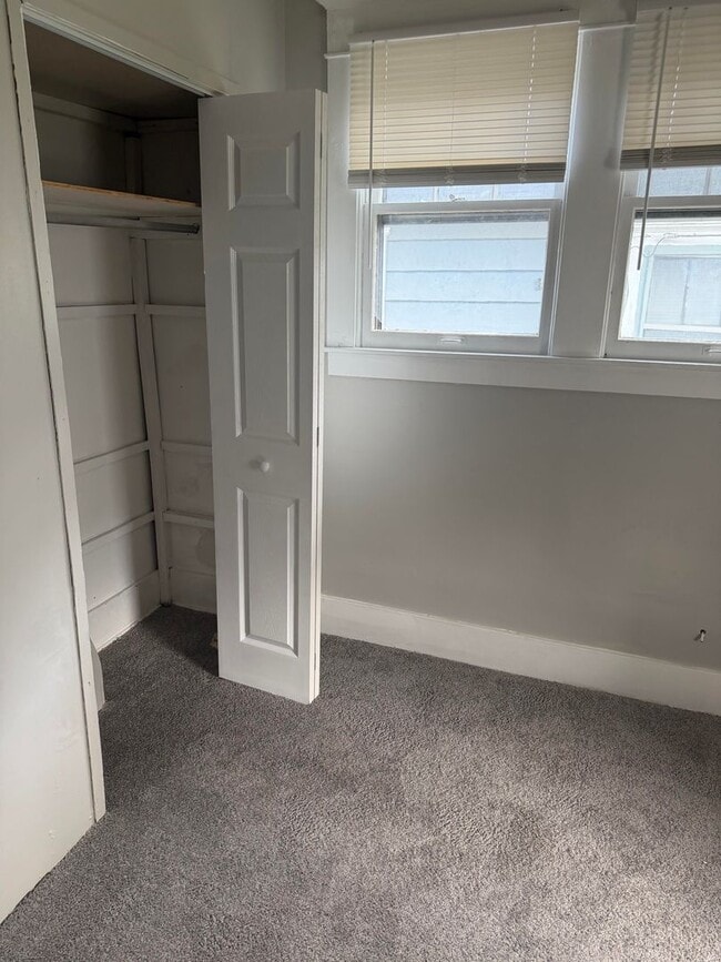 Building Photo - LEASING SPECIAL - MOVE IN BY 1/1/2026 AND RECEIVE 2ND MONTH OF RENT FREE.