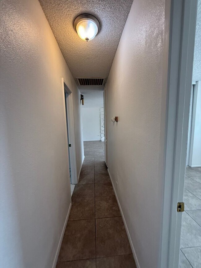 Building Photo - Victorville - 3 Bedrooms, 2 Bathrooms, New Paint, New Blinds, Tile Floors