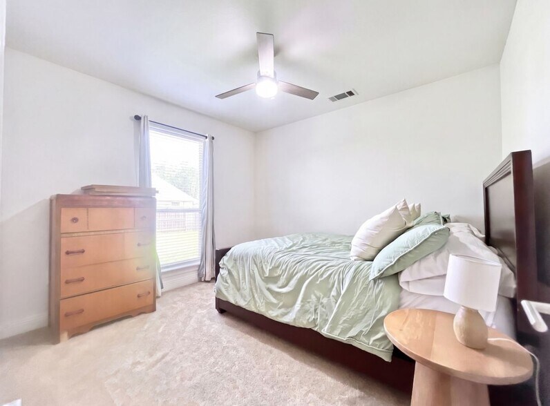 Building Photo - 302 Cherokee Rose Ln