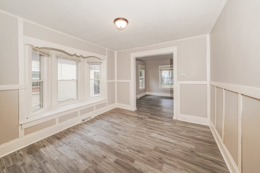 Building Photo - 339 W Calthrop Ave