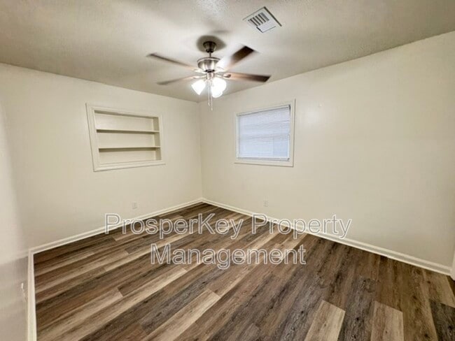 Building Photo - 2127 Wellborn Dr