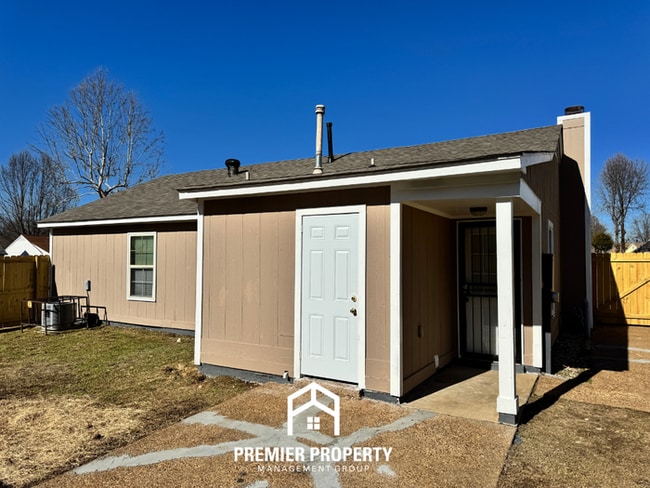 Building Photo - Cozy 3BR Memphis Home w/ Vaulted Ceilings, Fireplace & Fenced Backyard