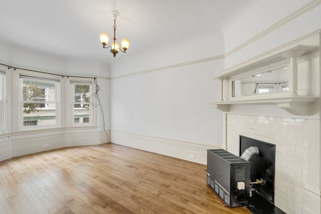 Building Photo - Large, pet friendly 2BR with hardwood floors and laundry in unit