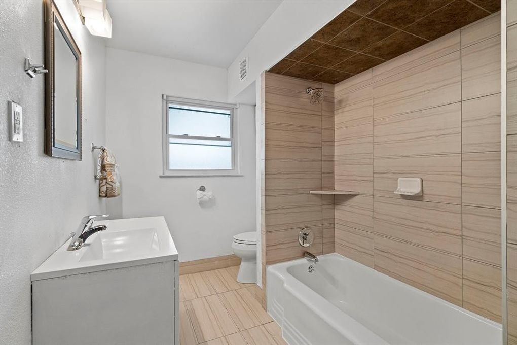 Building Photo - 1910 Danube Dr