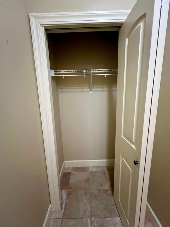 Building Photo - Spacious 2 Bedroom Condo in Fairhaven!