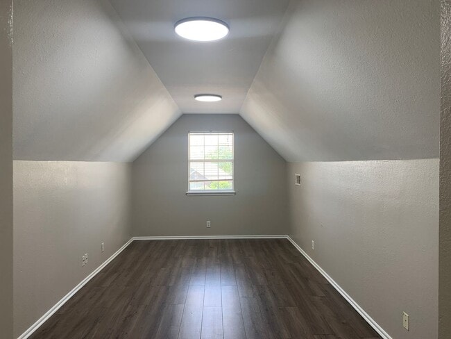 Building Photo - Spacious 4-bedroom home offers an easy com...