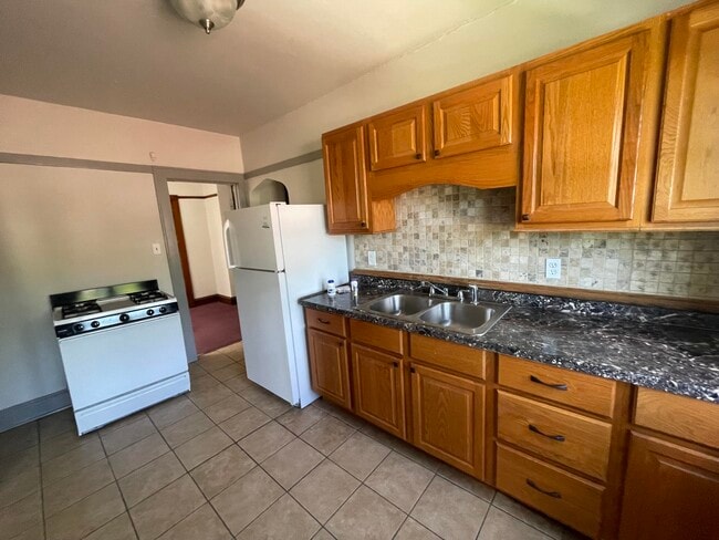 Building Photo - 4621 S Lake Dr