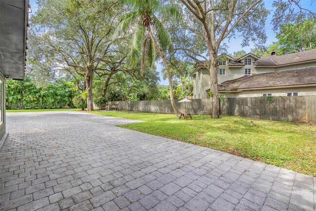 Building Photo - 6830 SW 69th Ave